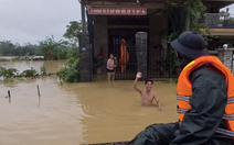 Người dân vẫy tay hò reo khi thấy bộ đội hải quân đưa xuồng đặc chủng tới vùng tâm lũ