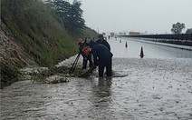 Mưa lớn làm ngập cao tốc Vĩnh Hảo - Phan Thiết, phải cấm đường