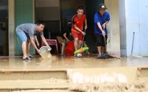 Hàng trăm bạn trẻ Huế xắn tay dọn dẹp trường học, đường phố sau lũ