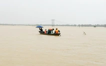 Nước lũ thượng lưu Vu Gia - Thu Bồn xuống chậm, hạ lưu nhà dân vẫn ngập trên 1m