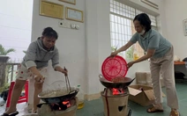 Giữa lũ về cuồn cuộn, người Quảng Ngãi vẫn rim cá gửi rốn lũ Đà Nẵng