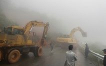 Mưa tầm tã, đèo Đại Ninh sạt lở, quốc lộ 28B nối Phan Thiết với Đà Lạt ách tắc