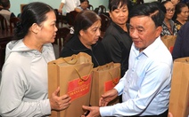 Thường trực Ban Bí thư Trần Cẩm Tú thăm người dân vùng mưa lũ Huế