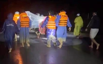 Xuyên đêm vượt 20km khiêng 3 người bị thương do sạt lở đất đi cấp cứu