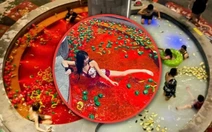 Du khách tắm trong nồi lẩu hai ngăn gây xôn xao