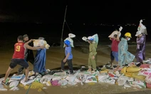 Gần 1.000 người xuyên đêm gia cố bờ kè ở Đà Nẵng