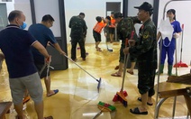 Bộ đội được lệnh hành quân trong đêm đến hai bệnh viện lớn tại Đà Nẵng dọn bùn đất