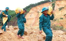 Bộ đội vượt núi cõng hàng vào cho dân vùng cô lập sau lũ