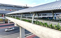 Người đi bộ sắp có thang máy lên các cầu vượt dọc tuyến metro số 1