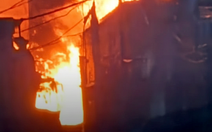 Cháy căn nhà chứa bao bì ở phường Bình Hưng Hòa, khói lửa cuồn cuộn