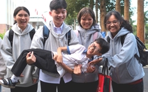 Chuyến đi xa hàng trăm cây số lần đầu của Tú 'tí hon', nhận học bổng 'đền cho mẹ con bò'