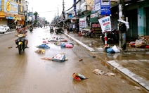 Sau lũ lụt lịch sử, quốc lộ 1 qua Đà Nẵng vẫn ngập, ngổn ngang khắp nơi