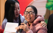 50 triệu đồng tặng nữ SV làm 'đôi mắt' cho mẹ từ năm lớp 6: Mẹ ơi xin mẹ đừng khóc nữa!