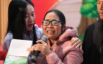 50 triệu đồng tặng nữ SV làm 'đôi mắt' cho mẹ từ năm lớp 6: Mẹ ơi xin mẹ đừng khóc nữa!