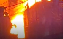 Cháy căn nhà chứa bao bì ở phường Bình Hưng Hòa, khói lửa cuồn cuộn