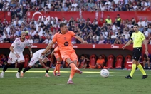 Lewandowski đá hỏng phạt đền, Barca nhận thất bại nặng nề nhất mùa này