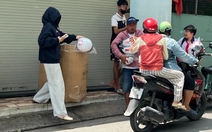 Phát miễn phí nón bảo hiểm trên đường có quảng cáo cờ bạc online