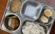 Suất ăn bán trú 25.000 đồng gồm 1 quả trứng, chút vừng, ba miếng chả gây tranh cãi trên mạng xã hội