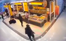 Nổ súng cướp vàng táo tợn giữa trung tâm thương mại Thái Lan