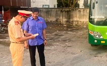 Tài xế xe buýt chạy 'nửa xe trên vỉa hè' bị lập biên bản vì sợ trễ giờ