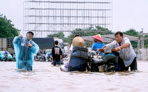 Người Hà Nội chật vật xoay xở với ngập, có nơi phải dùng thang trèo vào nhà