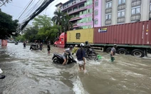 Tấp nập 'cứu' xe máy qua điểm ngập, giá... 200 nghìn cho quãng đường hơn trăm mét