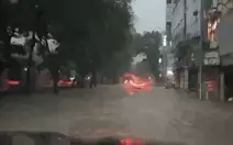 Mưa xuyên đêm, nhiều tuyến phố Hà Nội thành sông