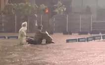 Mưa xuyên đêm, nhiều tuyến phố Hà Nội thành sông