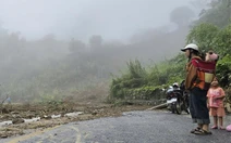 Mưa lớn kéo đất đá tràn xuống lòng đường quốc lộ, đường lên vùng cao Thanh Hóa bị ách tắc