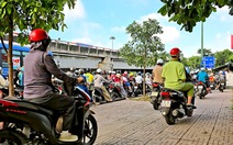 Chỉ 1 phút, có 41 xe máy leo vỉa hè trên đường Phạm Văn Đồng