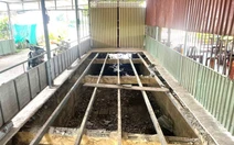 Lắp tấm bê tông lên đường thoát nước để xây nhà tiền chế buôn bán