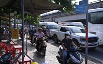 Viện lý do xe máy leo vỉa hè do đường chật, ô tô lấn làn, đang vội... có thỏa đáng?
