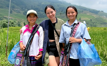 Cô gái Mông bán hàng rong ở Sa Pa giỏi văn nhì tỉnh, đậu Đại học Thương mại