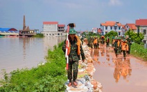 Theo chân bộ đội đi hộ đê cứu dân