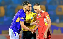 Trọng Hoàng bị Hoàng Hên giậm rách gần lìa tai trái