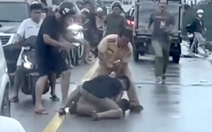 CSGT điều tiết xe cộ đi tránh lũ thì bị thanh niên phê ma túy đánh