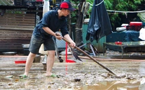 Hai ngày sau lũ, tiểu thương Đà Nẵng vẫn 'còng lưng' xúc bùn, hoang mang vì thiệt hại lớn