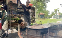 Bộ đội dầm mình giúp dân dọn bùn sau lũ, không phiền dù chỉ một chai nước, hộp cơm