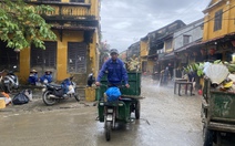 Hôm qua còn ngập bùn, hôm nay phố cổ Hội An đã sáng đèn đón du khách