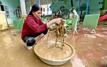 Xót xa cảnh thầy cô giáo vùng rốn lũ Đà Nẵng cọ rửa từng lớp bùn tìm lại đồ dùng cho học sinh