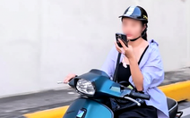 Vừa lái xe máy vừa lướt video điện thoại, nhiều tài xế bị phạt