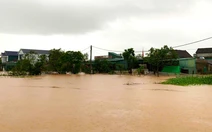 Mưa lớn và lũ đổ về khiến làng mạc bị cô lập, đường sá chìm trong biển nước