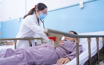 Vụ hàng trăm ca ngộ độc bánh mì ở TP.HCM: Vì sao sau 3 ngày vẫn còn nhiều người nhập viện?