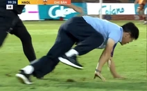 Hoàng Anh Gia Lai thoát thua, Giám đốc kỹ thuật bò trên sân