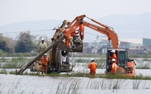 Công nhân điện lực chạy đua nối lại dòng điện cho bà con nơi tâm bão Kalmaegi