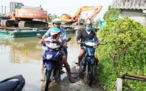 Dỡ cầu thi công đường trăm tỉ, dân phải đi đò qua sông