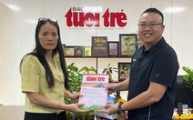 Ba thế hệ trong gia đình cùng quyên góp tiền, gửi đến đồng bào miền Trung