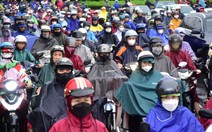 Hàng ngàn người dân ở TP.HCM đội mưa, nhích từng chút đi học, đi làm