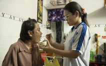 100 triệu đồng tặng nữ SV ĐH Y Dược TP.HCM, tuổi thơ chăm ba bị liệt và giờ nghe tin mẹ ung thư