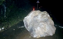 Tảng đá nặng hàng tấn sạt lở lăn xuống đường trong đêm, chính quyền tính chuyện di dời dân